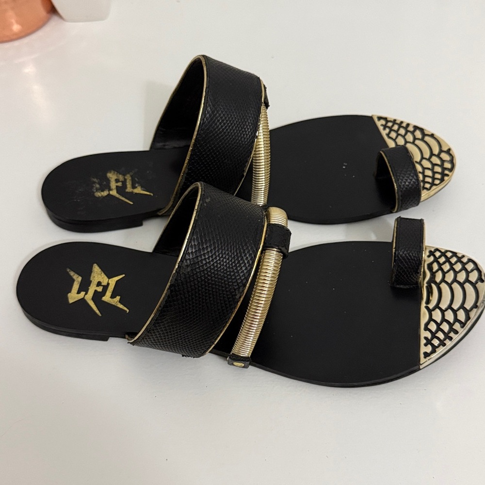 Lust for Life LFL L-Dash Black Flat Sandals Size 8.5 Gold Black
